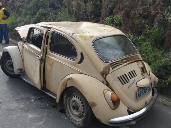 Fusca estoura o pneu e capota próximo ao Parque de Exposições de Itabira