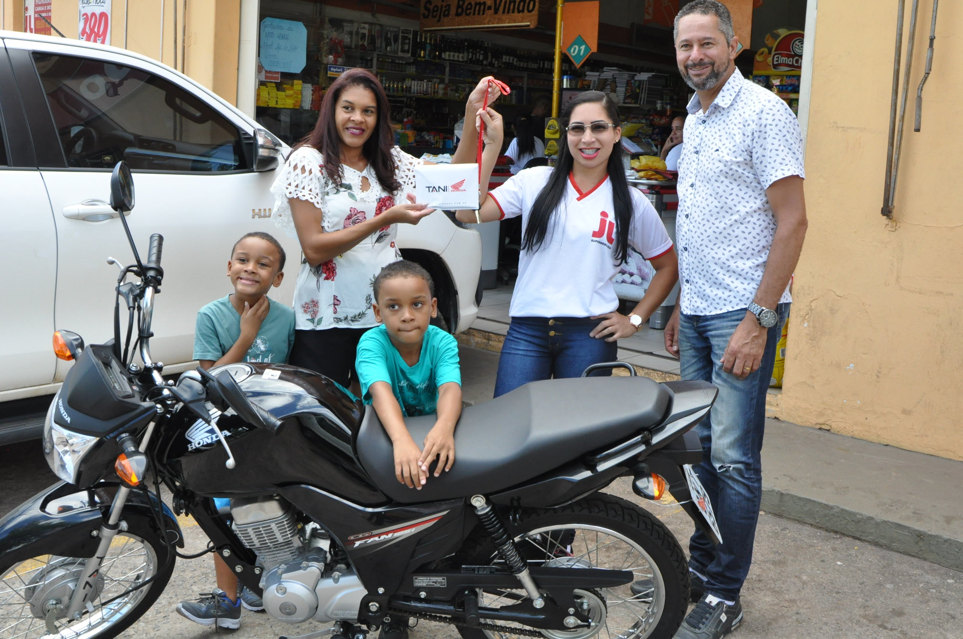CDL entrega moto da Campanha de Natal à vencedora