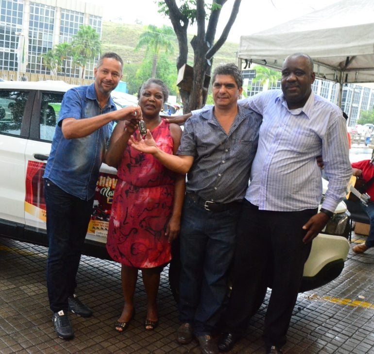 Fiat Toro da Campanha de Natal da CDL é entregue à ganhadora