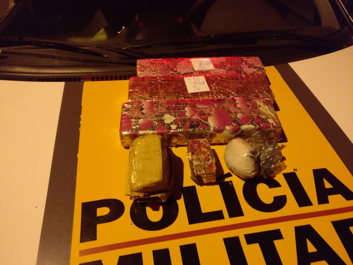 Polícia apreende mais de 3 quilos de maconha com motoqueiro parado em blitz