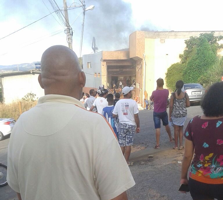 Incêndio atinge pavimentos de supermercado e deixa uma pessoa ferida
