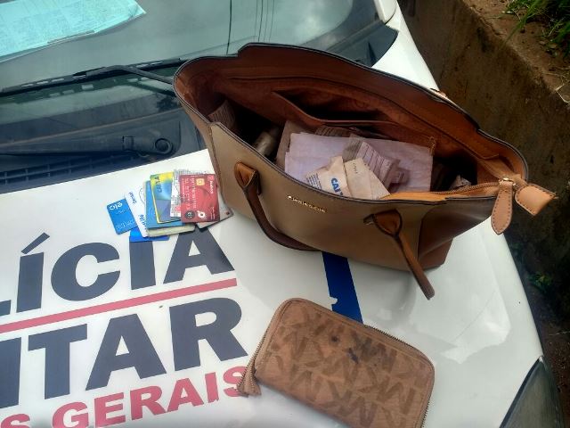 Homem é preso após roubar bolsa de mulher usando uma faca