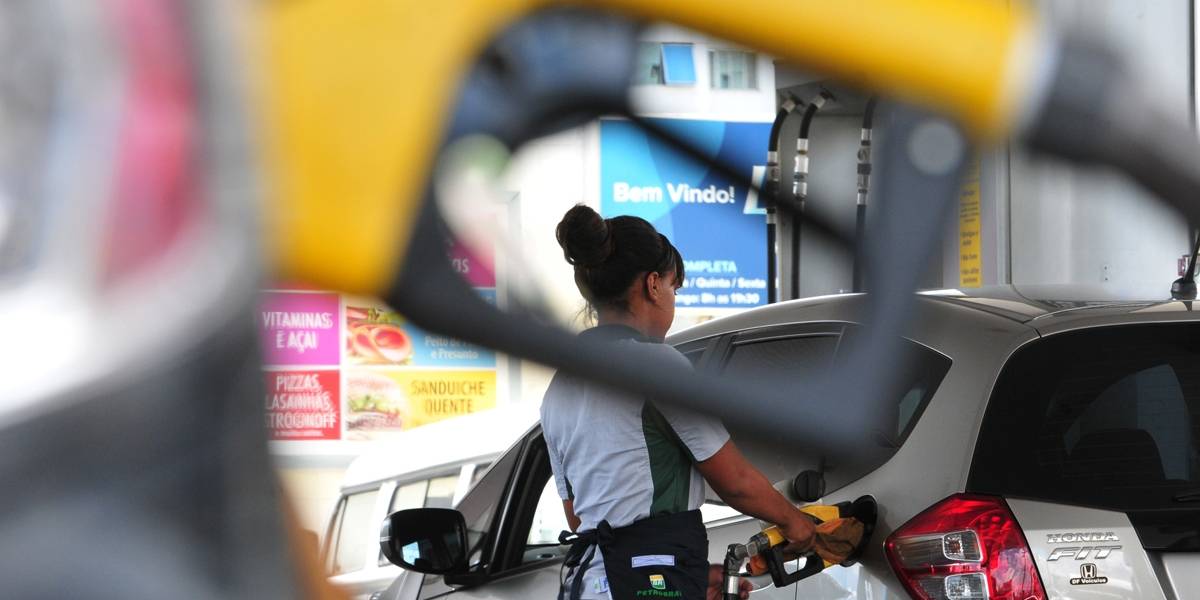 Petrobras anuncia redução do preço da gasolina em 3% nas refinarias