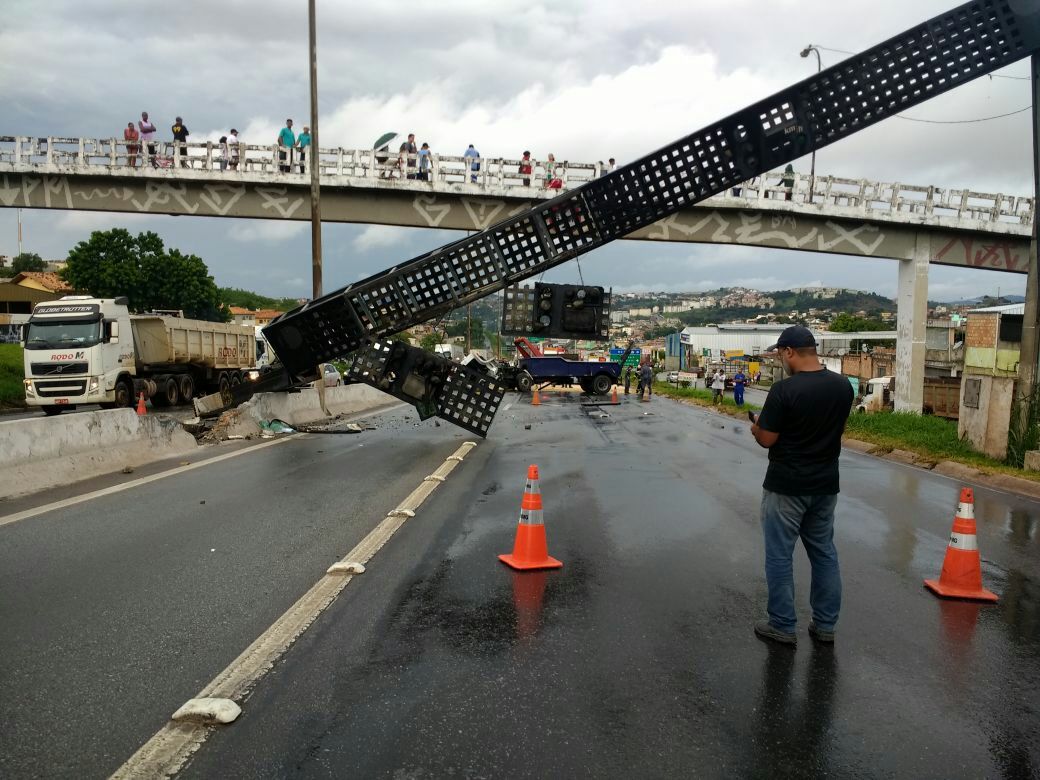 Caminhão derruba radar no Anel Rodoviário de Belo Horizonte