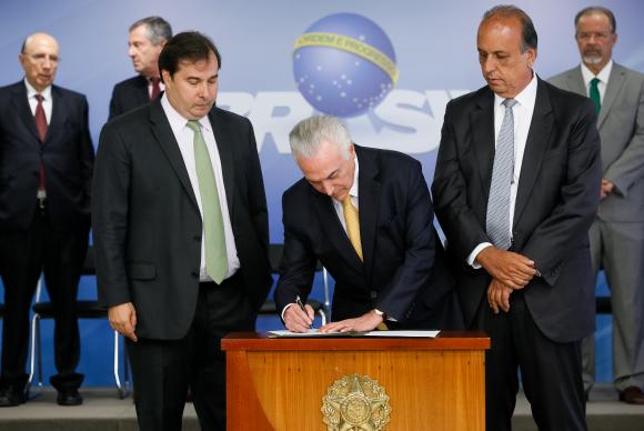Temer vai suspender intervenção no Rio para votação da reforma da Previdência