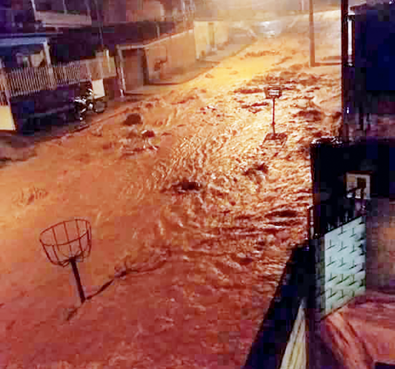Vídeos mostram situação tensa vivida por moradores do Jardim das Oliveiras durante temporal nessa quarta