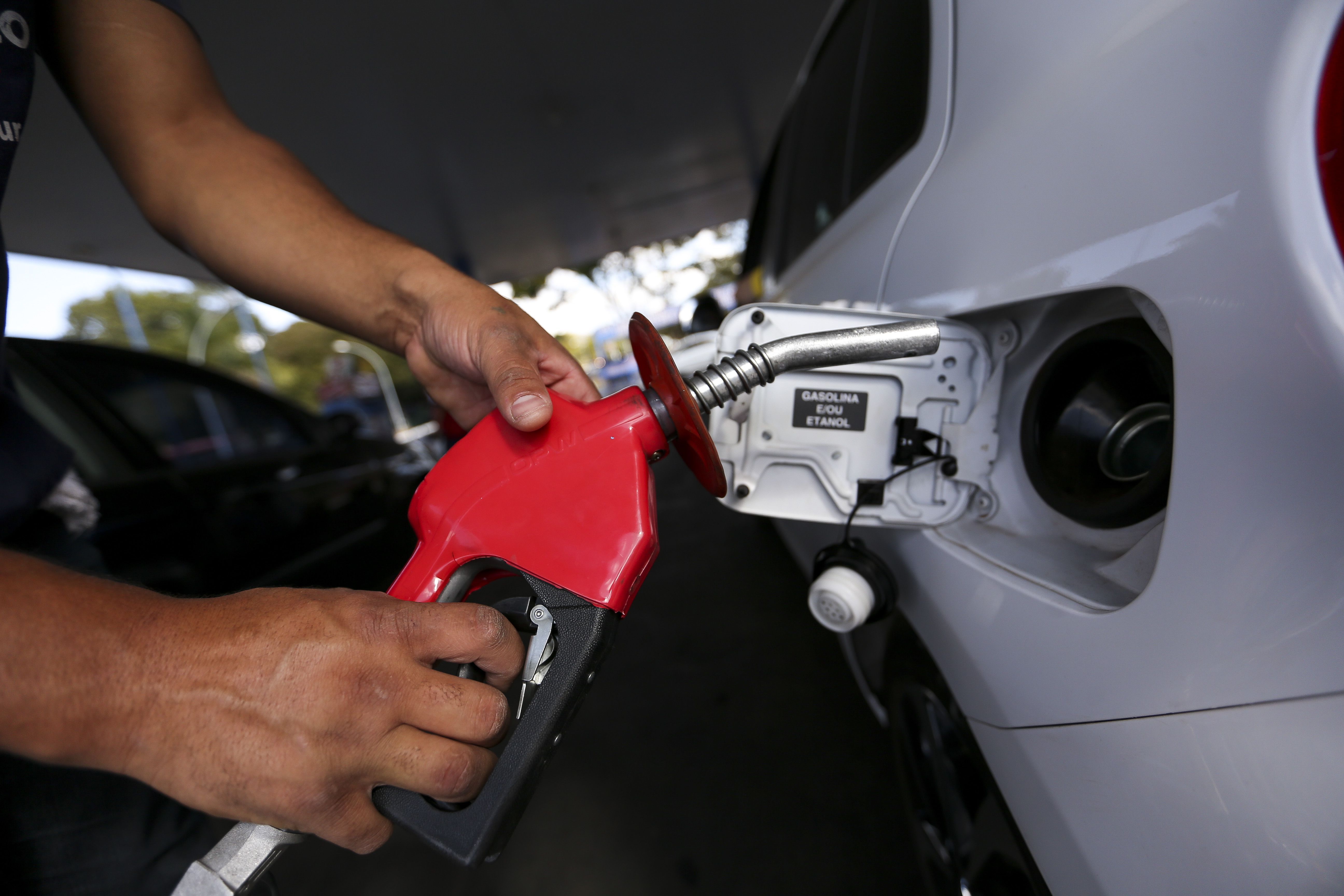 Projeto proíbe abastecer o carro além do limite da trava em Itabira
