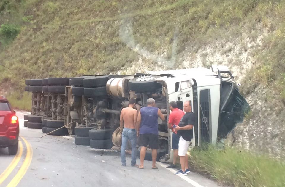 Acidente na MGC-120 complica trânsito entre Itabira e Nova Era
