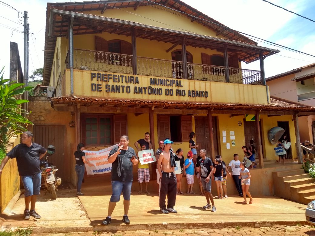 Insatisfeitos, moradores protestam contra gestão de Santo Antônio do Rio Abaixo