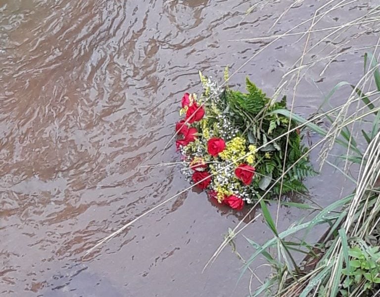 ‘Deu ruim’ no Dia Internacional da Mulher: buquê de rosas jogado fora rouba a cena em canal de avenida itabirana
