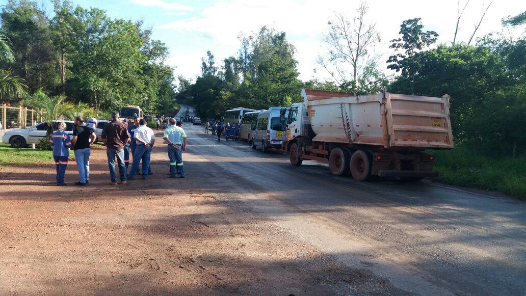 Como prometido, manifestantes bloqueiam acesso à Anglo em Conceição do Mato Dentro Como prometido, manifestantes bloqueiam acesso à Anglo em Conceição do Mato Dentro