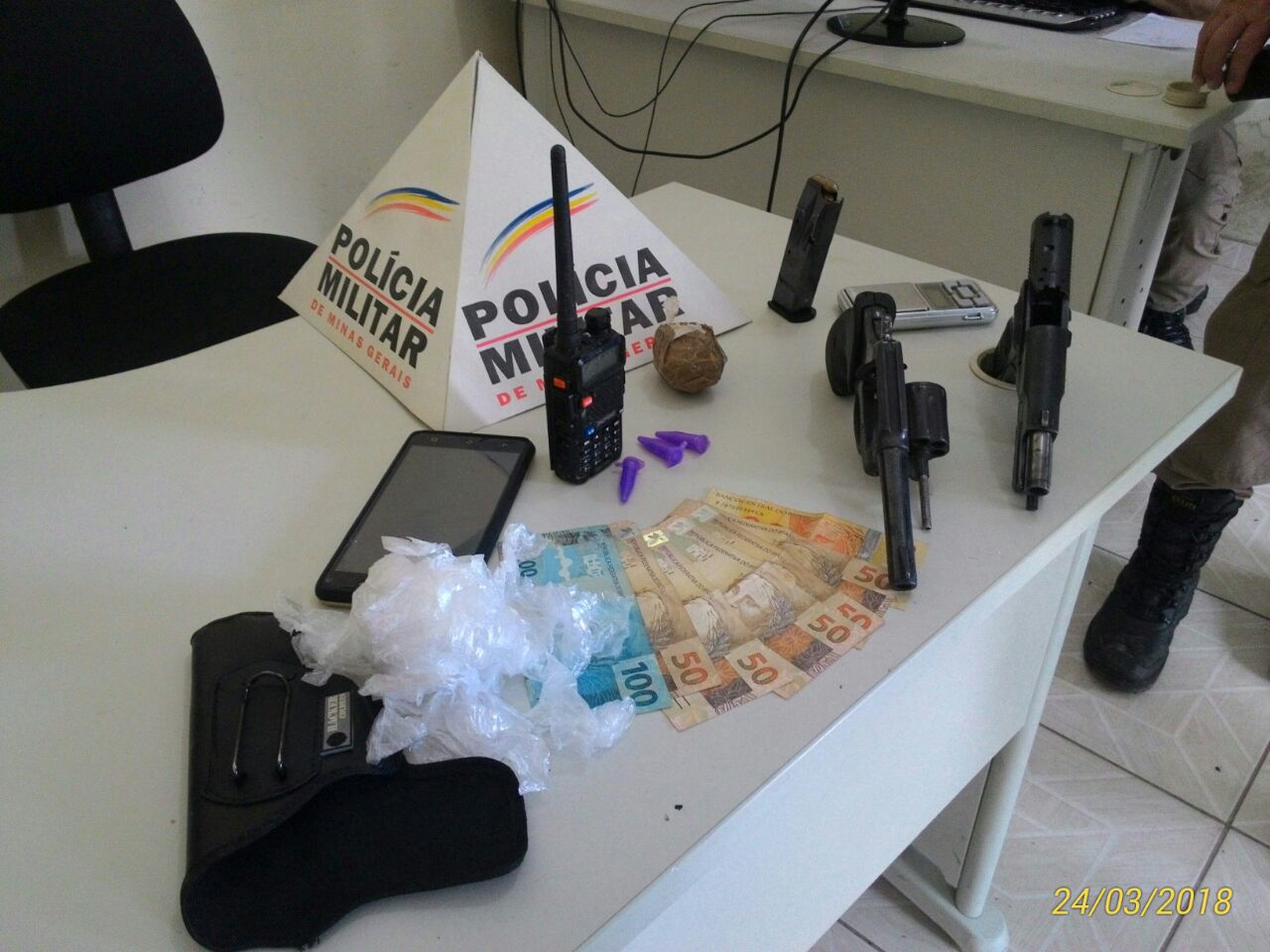 Armas, munições, drogas e dinheiro são apreendidos em casa usada por acusado de roubos