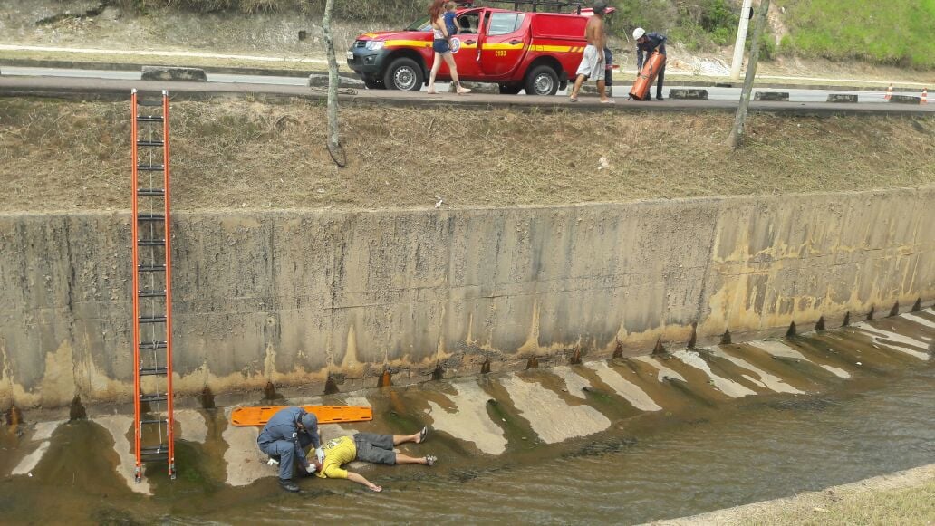 Homem é resgatado desacordado no canal do bairro Praia
