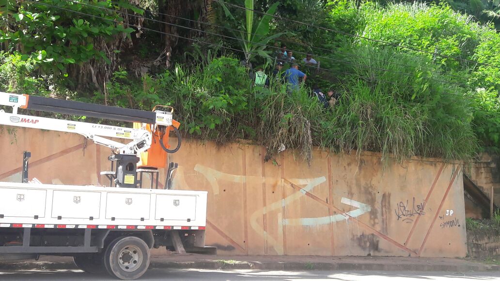Homem morre eletrocutado na avenida das Rosas