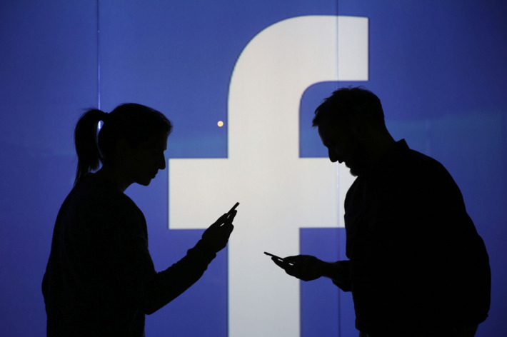 Facebook bane contas de personalidades de ultradireita e antissemitas