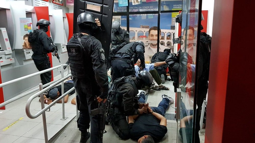 Assalto a banco no Rio termina com duas pessoas mortas e uma ferida