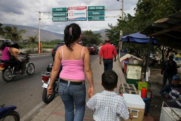 Primeiros venezuelanos remanejados de Roraima são acolhidos na capital paulista