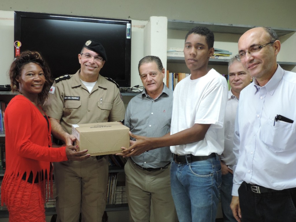 Livros são entregues pelo prefeito de Itabira ao Colégio Tiradentes