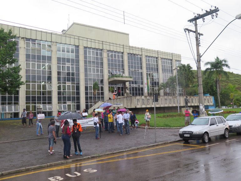 Com pouca adesão, grupo protesta contra aumento da passagem em Itabira