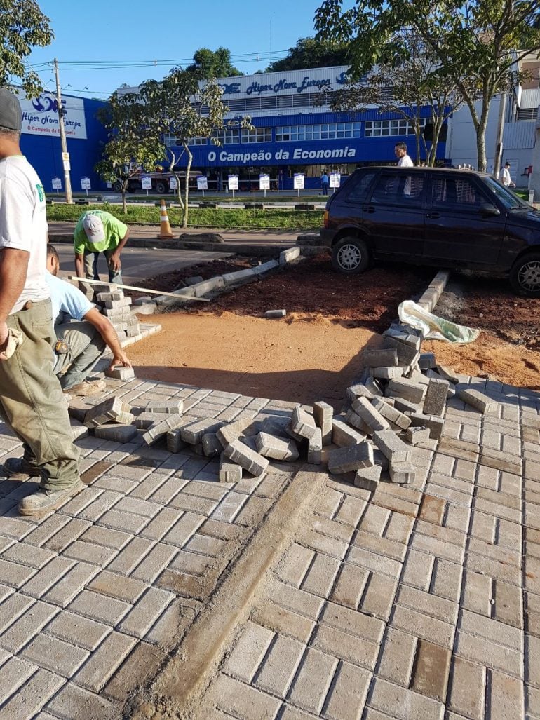 Carro avança sobre obras de travessia elevada na avenida Cristina Gazire