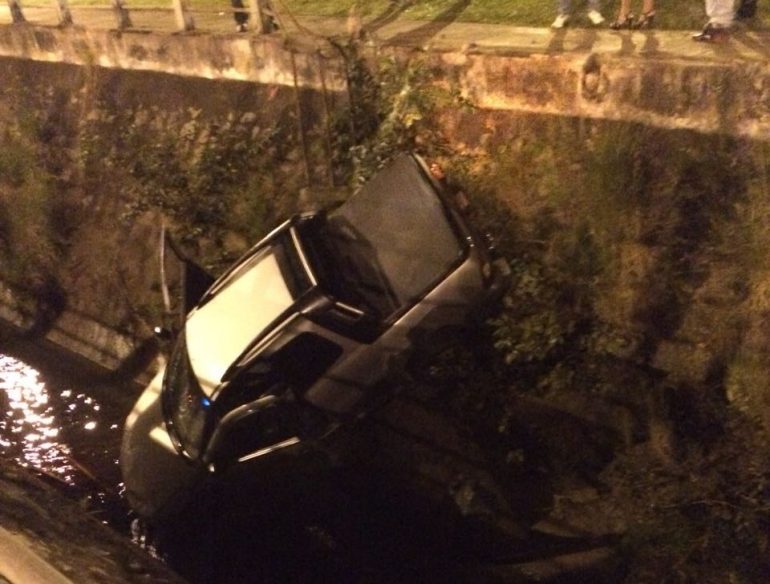 Fiat Strada cai dentro de canal no centro de Itabira; veja vídeo