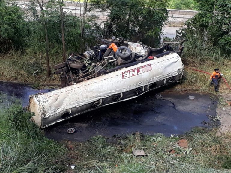 Carreta-tanque tomba em Monlevade e vaza produto inflamável na pista
