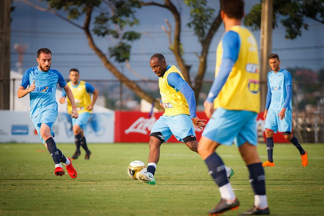 Cruzeiro joga “para o gasto”, mas vence o Goiás e chega aos seis pontos