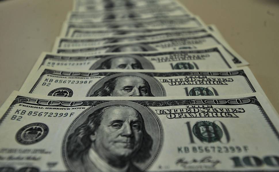 Dólar sobe para R$ 5,25 e fecha no maior valor em dez dias