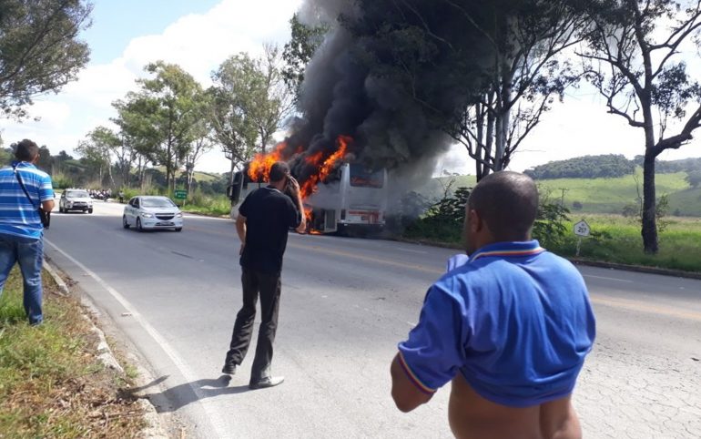 Ônibus com romeiros itabiranos pega fogo no Sul de Minas