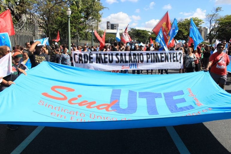 Em Itabira, professores mantêm estado de greve até recebimento dos salários