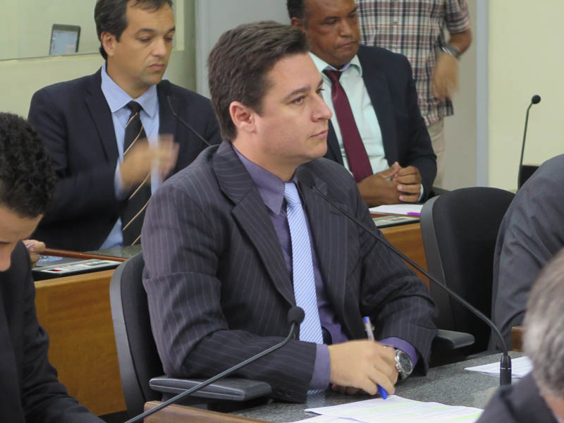 ‘Eu estou enojado com a política de Itabira’, diz líder do governo Ronaldo na Câmara ‘Eu estou enojado com a política de Itabira’, diz líder do governo Ronaldo na Câmara