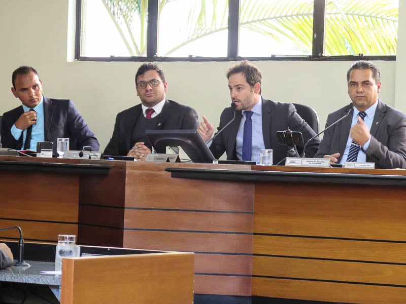 Com protestos, vereadores aprovam criação de 50 vagas na Saúde
