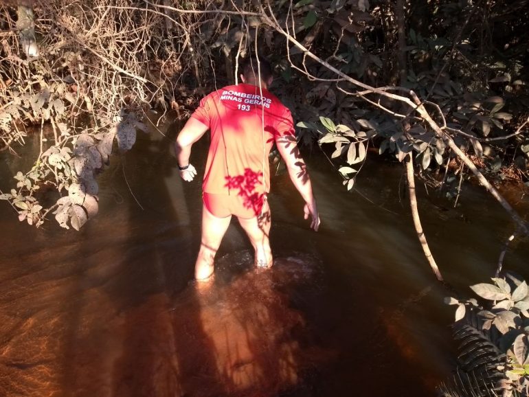 Bombeiros resgatam corpo de vigilante em córrego de Bela Vista de Minas