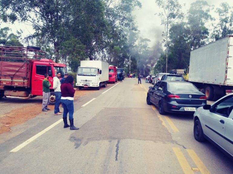 Caminhoneiros fecham acesso a Conceição do Mato Dentro; cidade já encara desabastecimento de combustíveis Caminhoneiros fecham acesso a Conceição do Mato Dentro; cidade já encara desabastecimento de combustíveis