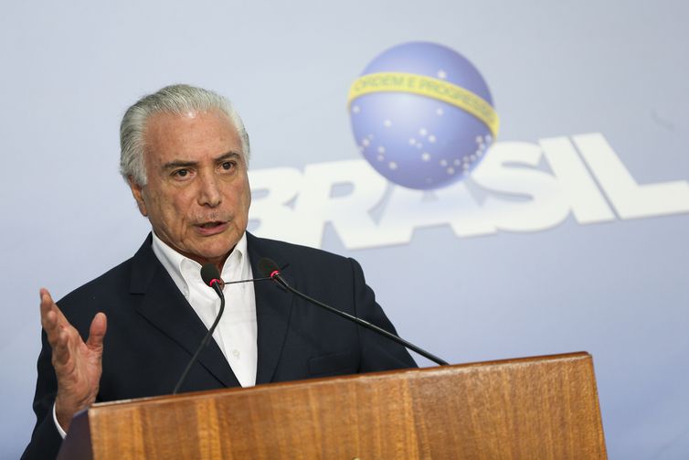 Governo cede e anuncia redução de R$ 0,46 no litro de diesel