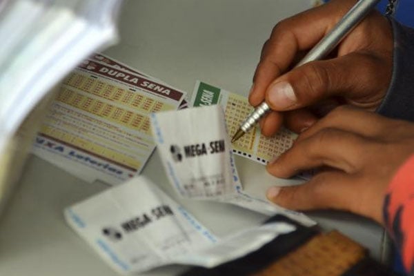 Mega Sena acumula e deve pagar R$ 14 milhões na quarta-feira