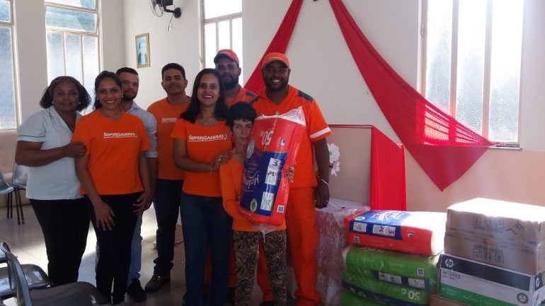 Supergasbras entrega agasalhos arrecadados em campanha