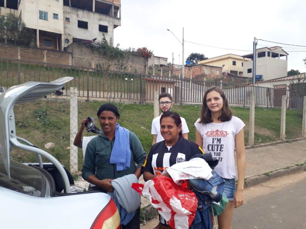 Empresa júnior da Unifei entrega no Santa Marta donativos de campanha do agasalho