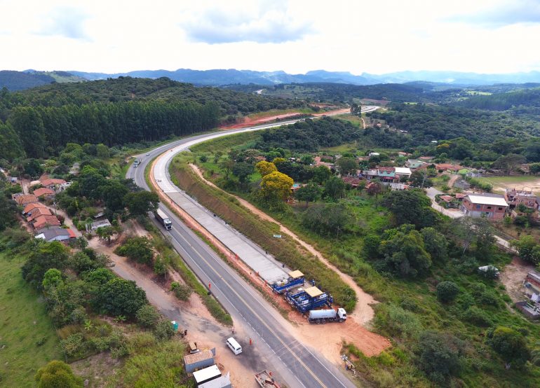Deslocamento de equipamentos provoca lentidão na BR-381