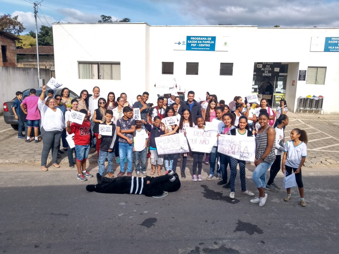 Em passeata, alunos alertam sobre importância do combate à dengue