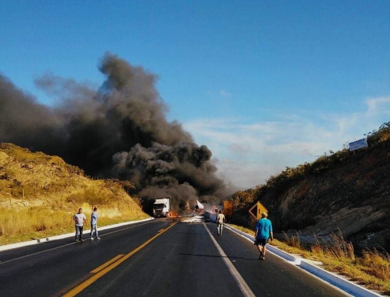 Batida entre 10 veículos tem incêndio, mortos e feridos no Norte de Minas