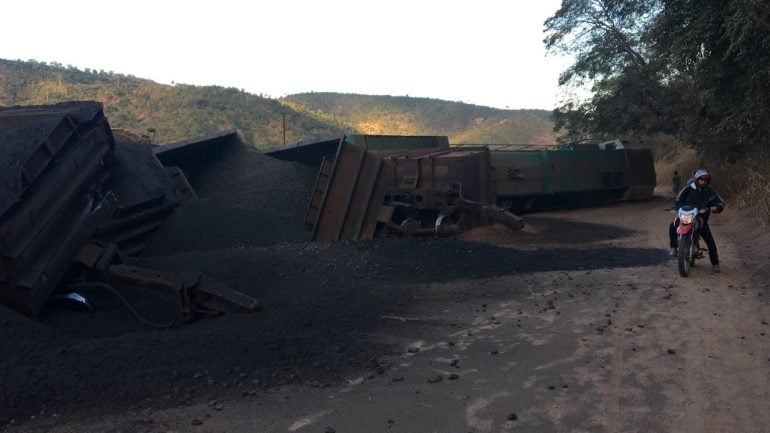 Motorista de carreta morre ao bater contra trem de minério em Resplendor