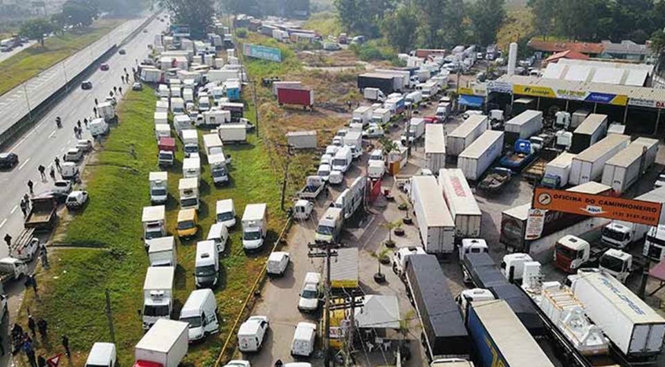 AGU recomendará a Temer veto à anistia de multa de caminhoneiros