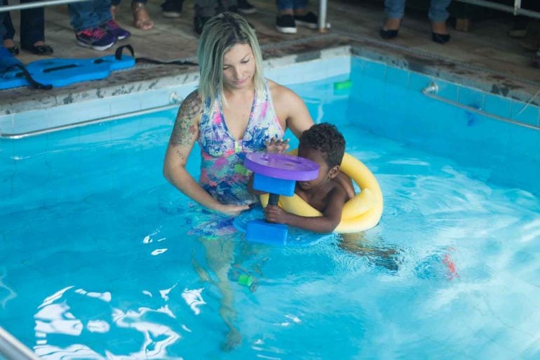 Apae Itabira reinaugura piscina térmica para tratamentos hidroterapêuticos