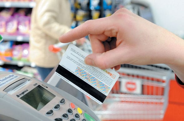 Supermercado oferece vaga para operador de caixa