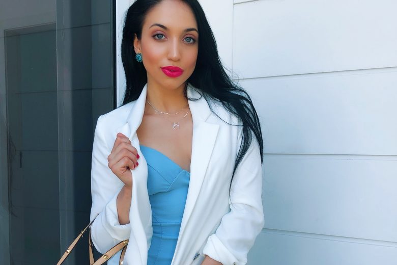 Ana Petkovic dá dicas para quem vive viajando de como combinar a mesma peça em vários looks
