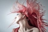 Cabelo rosa está na moda e é a cor mais indicada porque desbota bonito