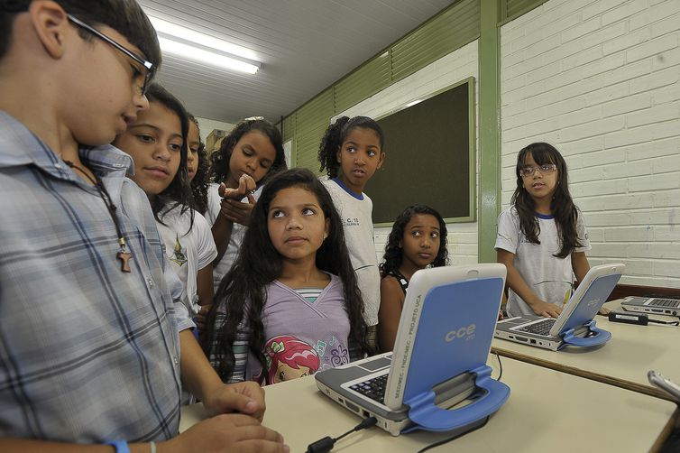 Lousa digital, carteiras eletrônicas e animações em 3D: ferramentas da escola do futuro