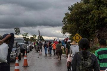 Com reabertura de fronteira, venezuelanos compram até gasolina no Brasil