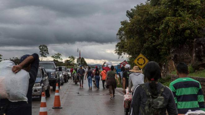 Com reabertura de fronteira, venezuelanos compram até gasolina no Brasil